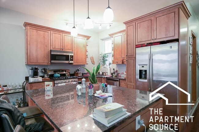 Building Photo - 665 W Cornelia Ave