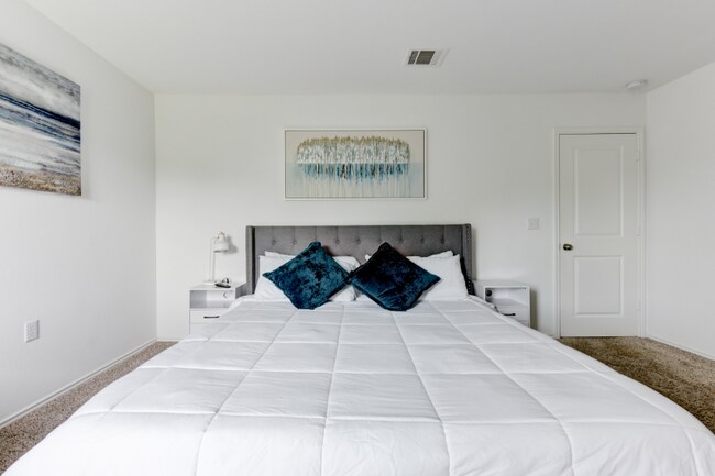 Building Photo - 2204 Nightview Dr