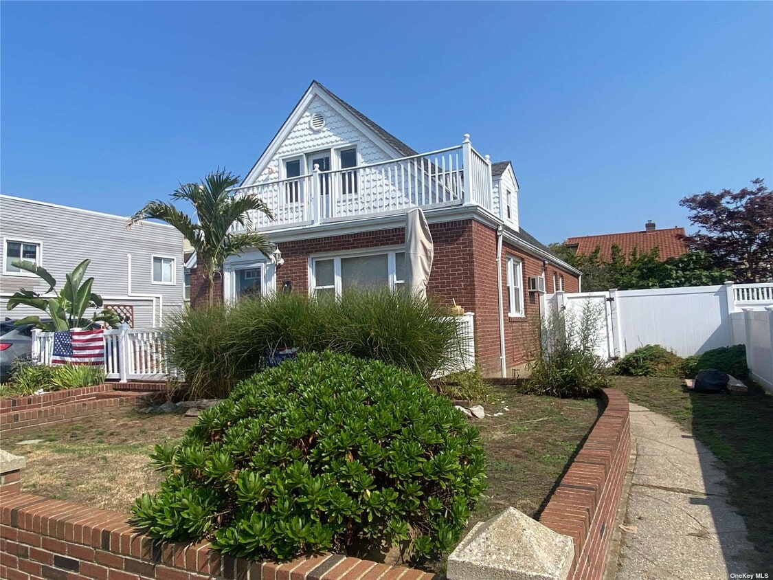 415 E Penn St, Long Beach, NY 11561 Room for Rent in Long Beach, NY