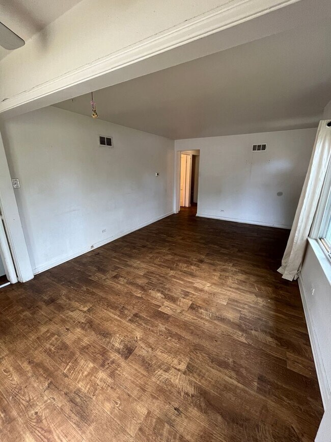 Building Photo - 3 Bedroom 1 Bathroom Ranch in East Denver!