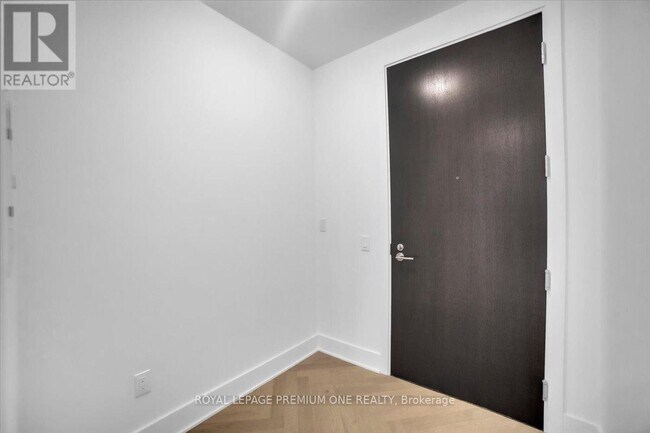 Building Photo - 11-6011 Yorkville Ave