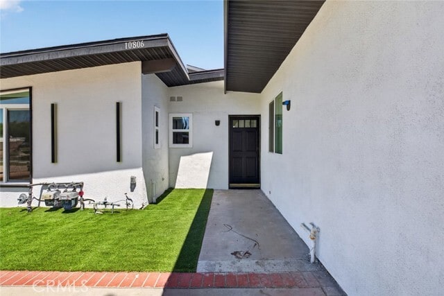Building Photo - 10806 Paso Robles Ave
