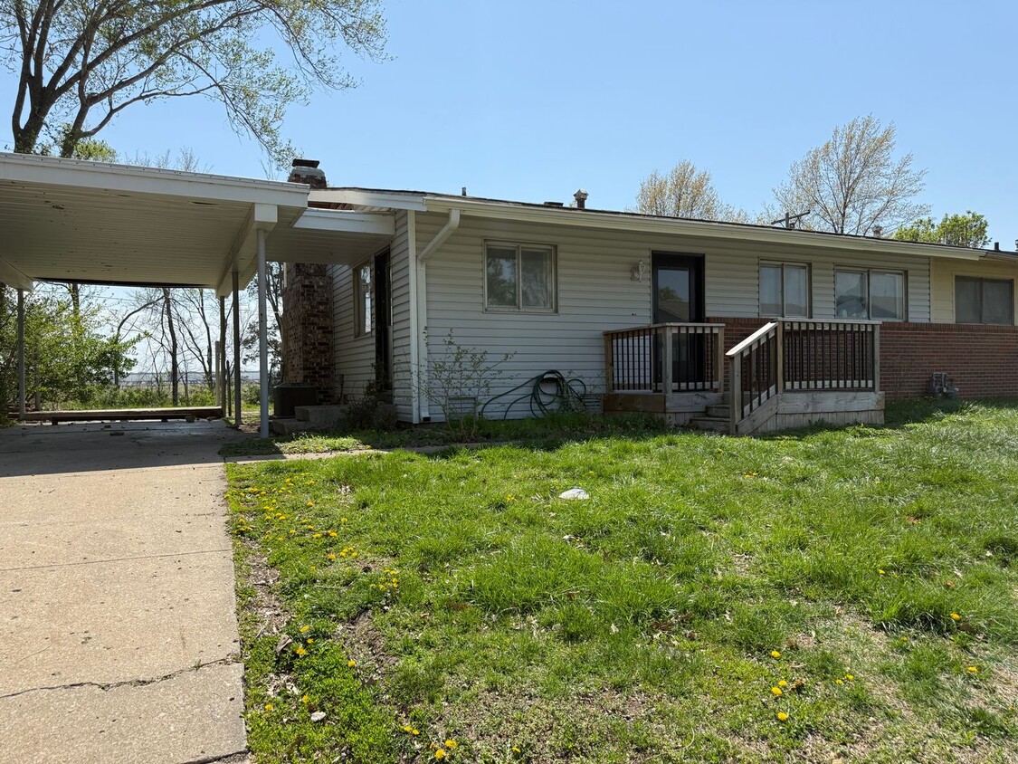 Primary Photo - 2 bedroom 1 bath with carport in Washburn ...