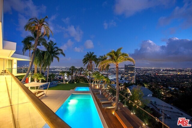 Foto del edificio - 9444 Sierra Mar Pl