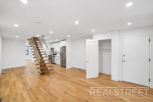 Foto del edificio - Magnificent 4 Bed 3.5 Bath Brownstone Duplex in Crown Heights
