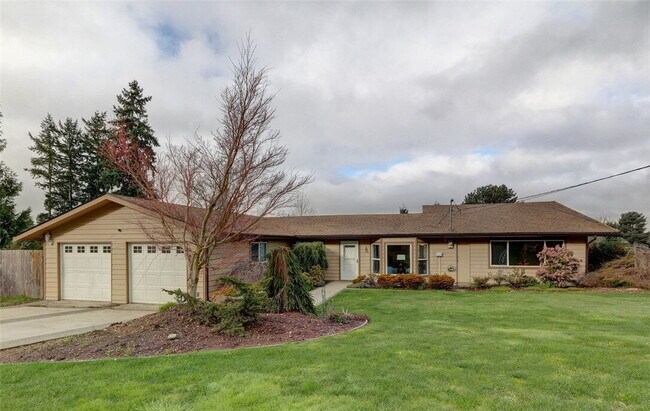 Foto del edificio - Comfortable 3BR/2BA Home in Kent – Fenced Backyard & Deck