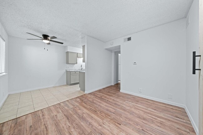 Building Photo - 9008 Galewood Dr