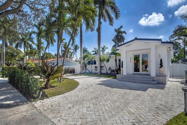 Building Photo - 2020 Alamanda Dr