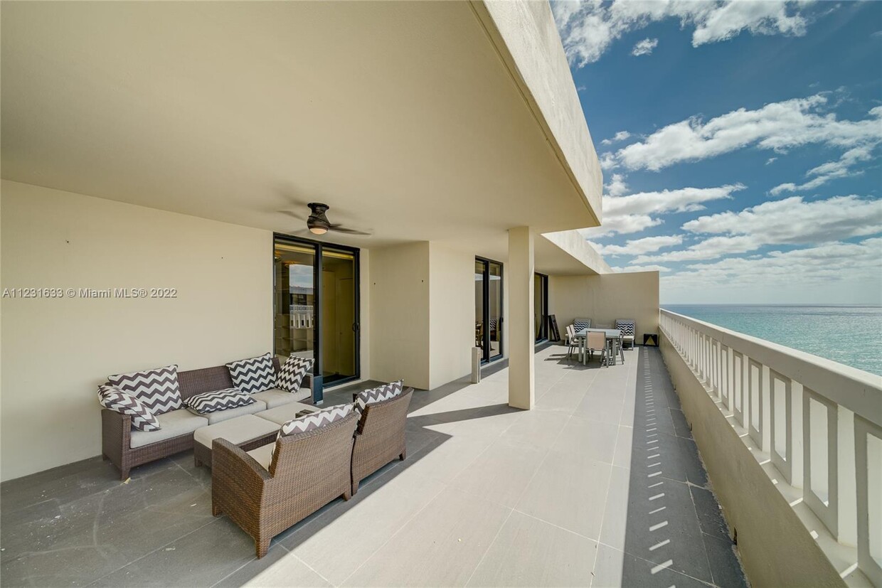 Foto principal - 9801 Collins Ave