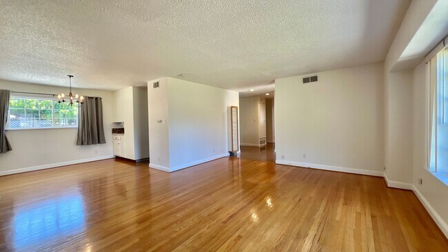 Foto del edificio - Gorgeous house - Huge Backyard with Bonus ...