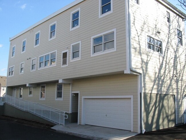 Building Photo - 204 Bloomfield Ave