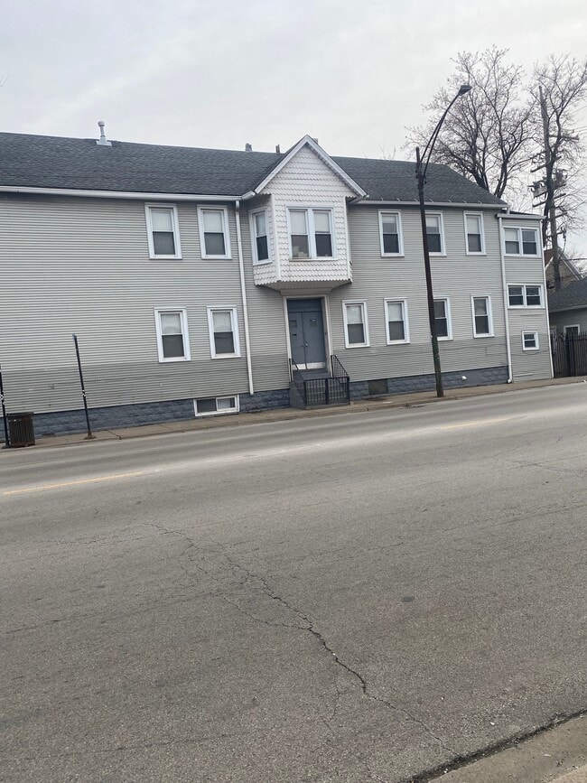 Building Photo - 2305 W Fullerton Ave