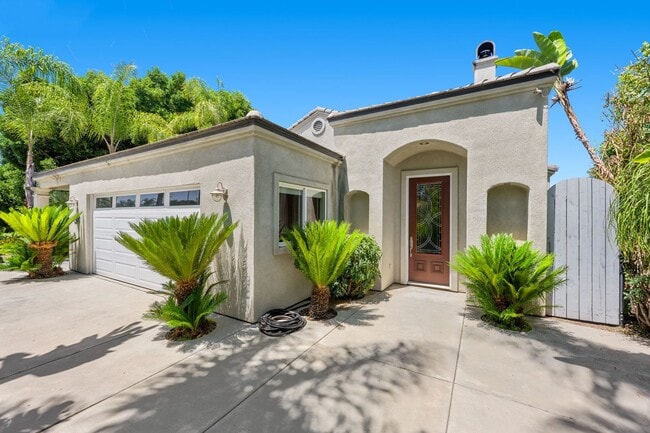 Foto del edificio - Beautiful Custom Built, Two-Story Home on ...