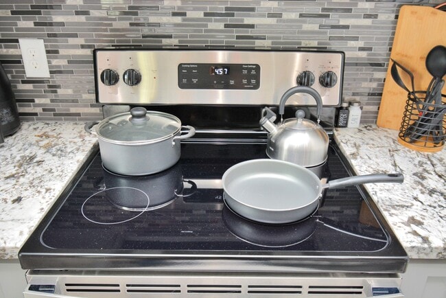 Building Photo - 7823 Gladstone St