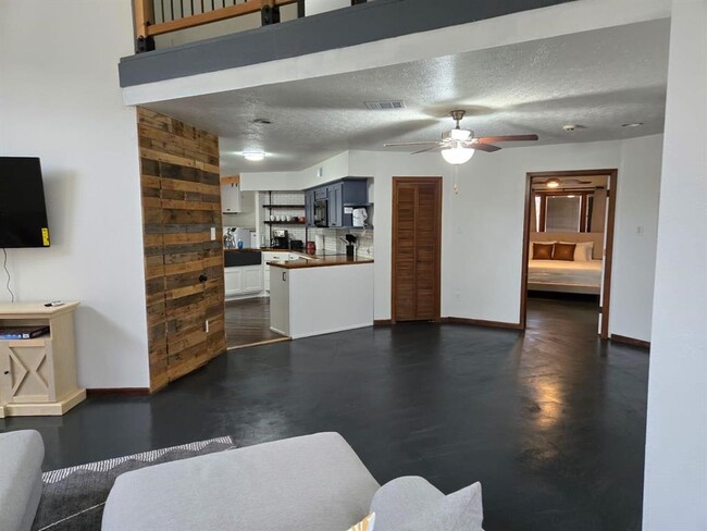 Building Photo - 425 Carriage Trail