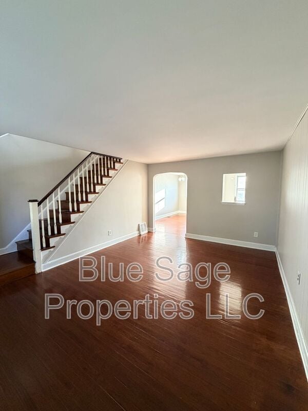 Building Photo - 902 Maple Ave