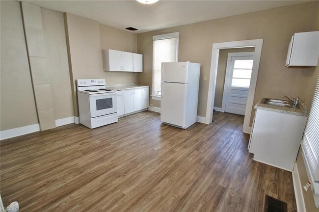 Building Photo - 2347 Linden Ave