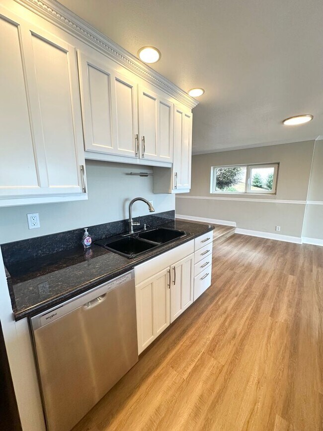 Building Photo - 2-bed, 2-bath Condo with Sweeping Views of City and Space Needle!
