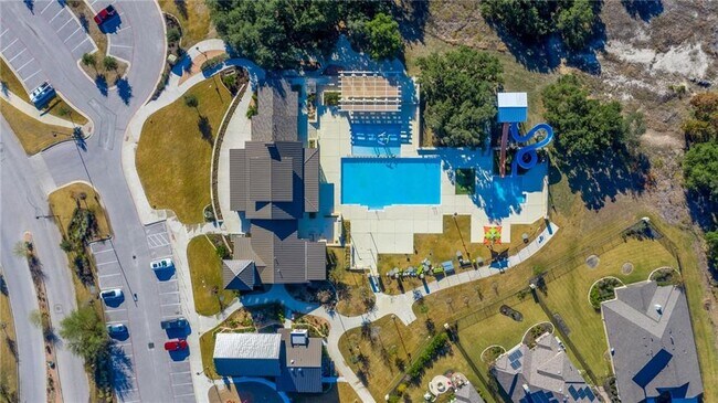 Foto del edificio - 425 Miracle Rose Way