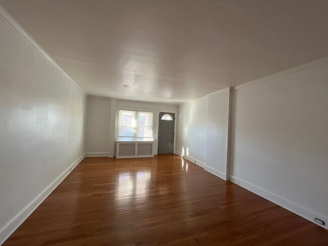 Building Photo - Large, well-maintained 4-bedroom, 1-bathroom row home