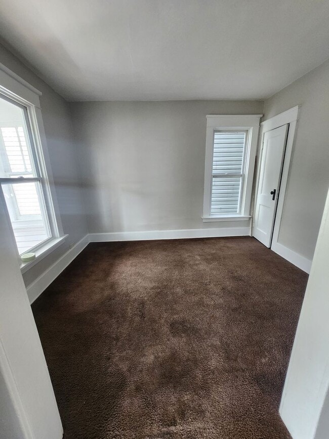 Building Photo - Lower 3 bedroom unit East side