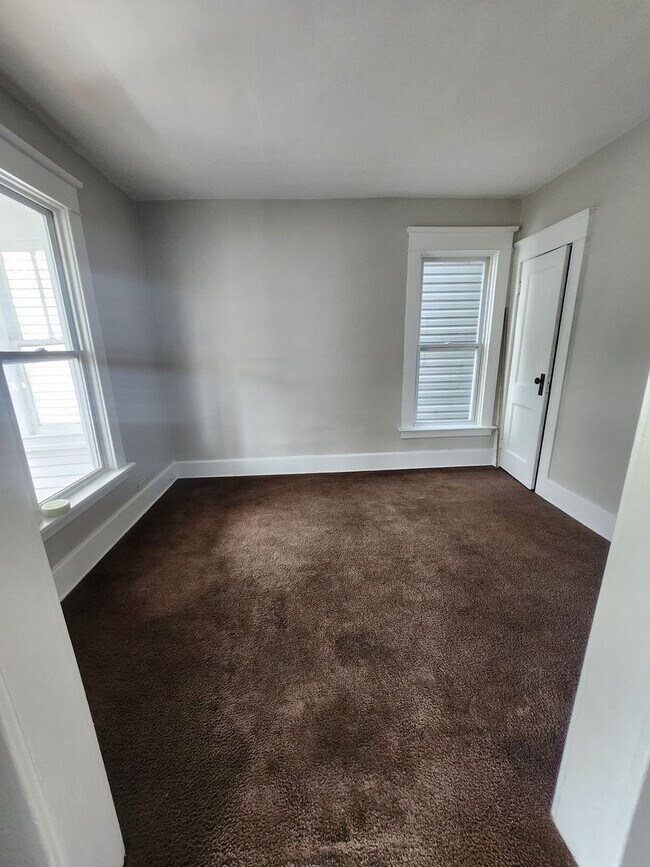 Foto del edificio - Lower 3 bedroom unit East side