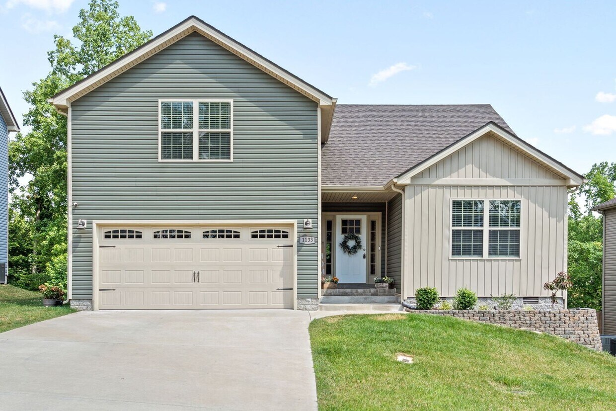 Foto principal - 3 Bed 2 Bath Home For Rent Near Downtown C...