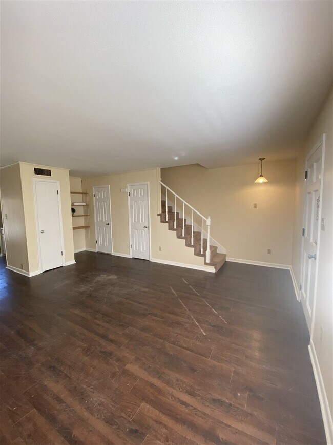 Building Photo - 828 Ingleside Ave