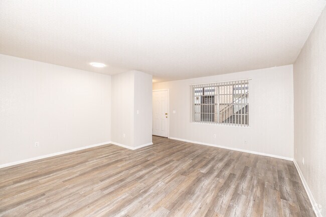 1 habitación, 1 baño - 650 pies cuadrados - Sala de estar y comedor - Sunwood Apartments