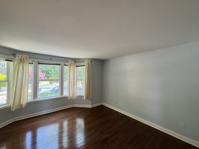 Building Photo - Stylish 3BR Queen Anne Townhome