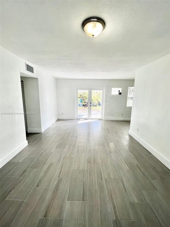 Building Photo - 10740 SW 43rd Ln