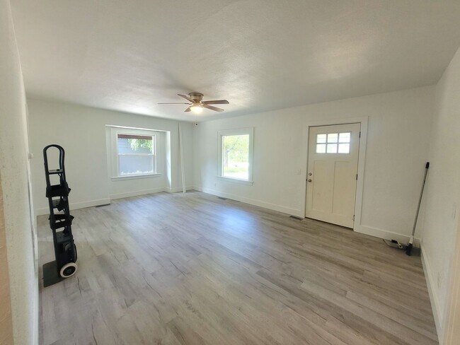 Foto del edificio - Remodeled 3 Bedroom Plus Office with Large...