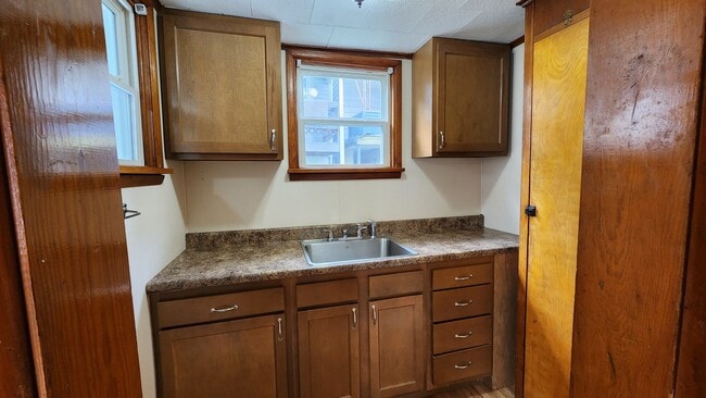 Building Photo - 908 Fallowfield Ave