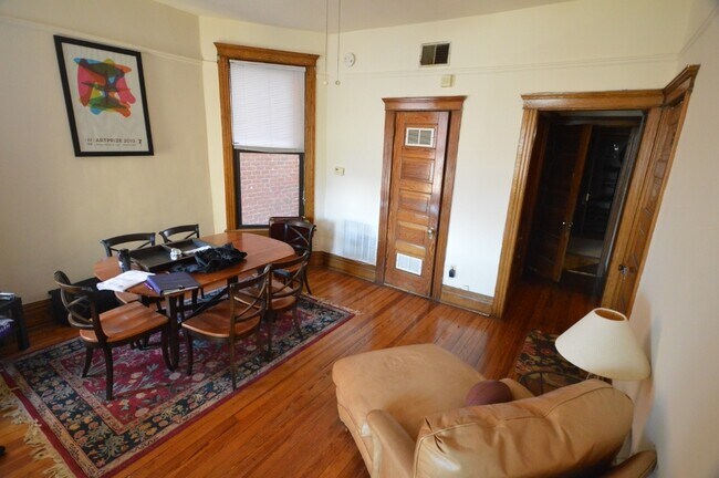 Foto del edificio - 638 W Drummond Pl