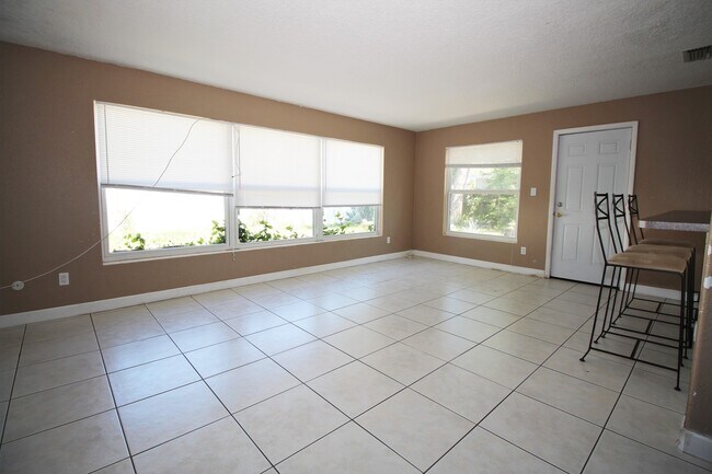 Building Photo - Clearwater home