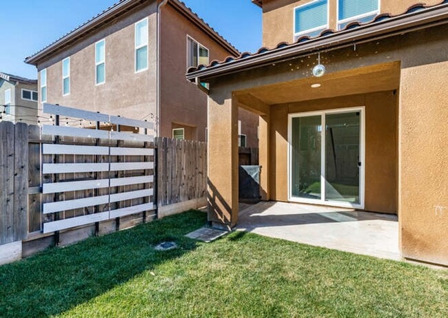 Building Photo - Charming Riverstone Home with Spacious Kitchen Island & Private Backyard & Solar