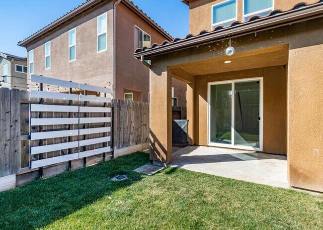 Foto del edificio - Charming Riverstone Home with Spacious Kitchen Island & Private Backyard & Solar