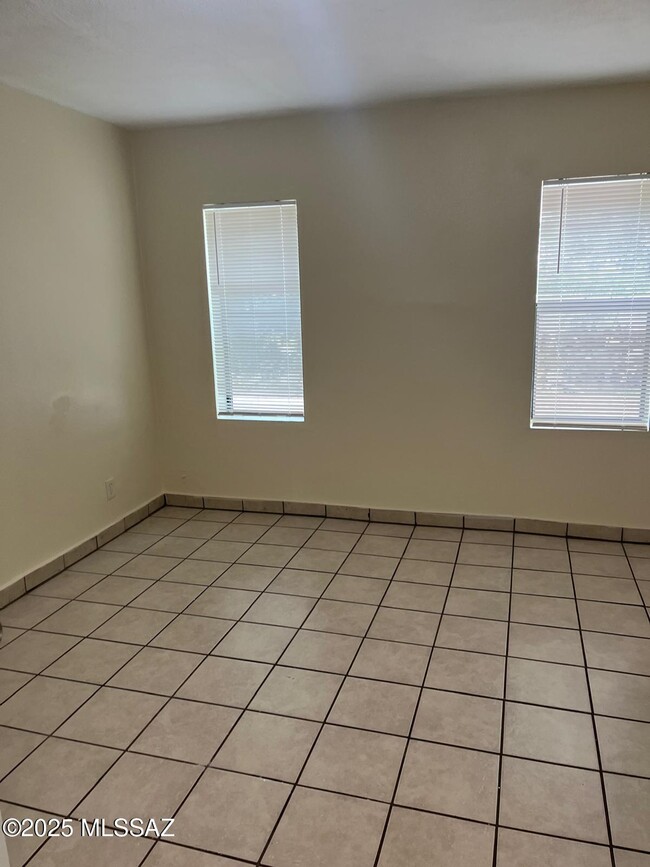 Building Photo - 345 E Teton Rd