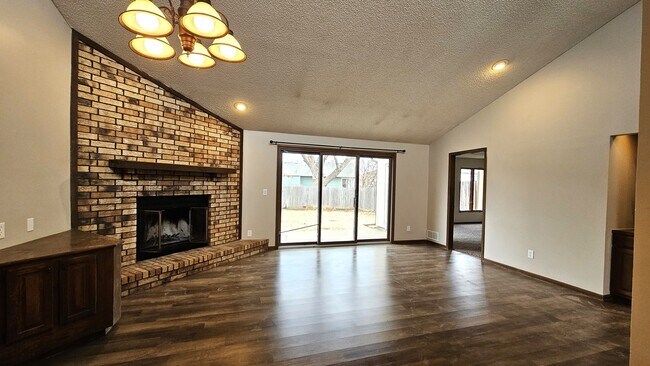 Building Photo - 3027-3029 N Longfellow Ct