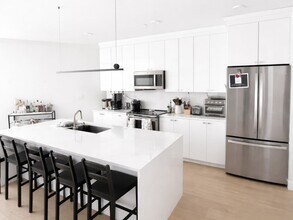 Building Photo - 654 E Broadway