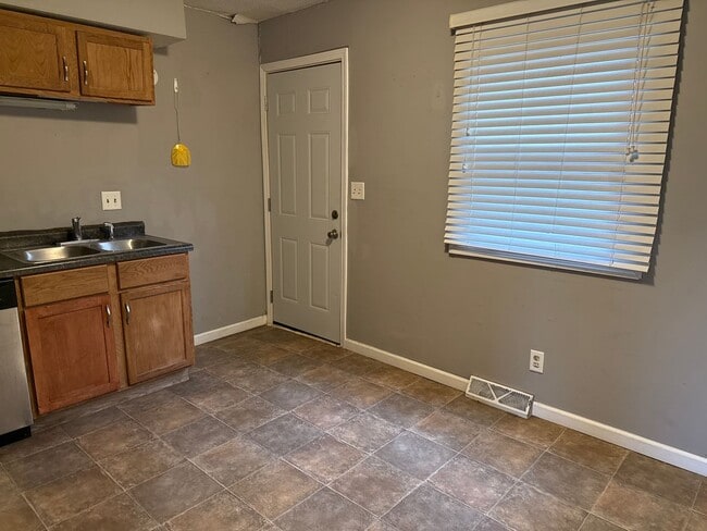 Building Photo - 26/28/30/32 Circle Drive