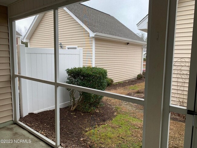 Building Photo - 3 Bed 3.5 Bath Townehome