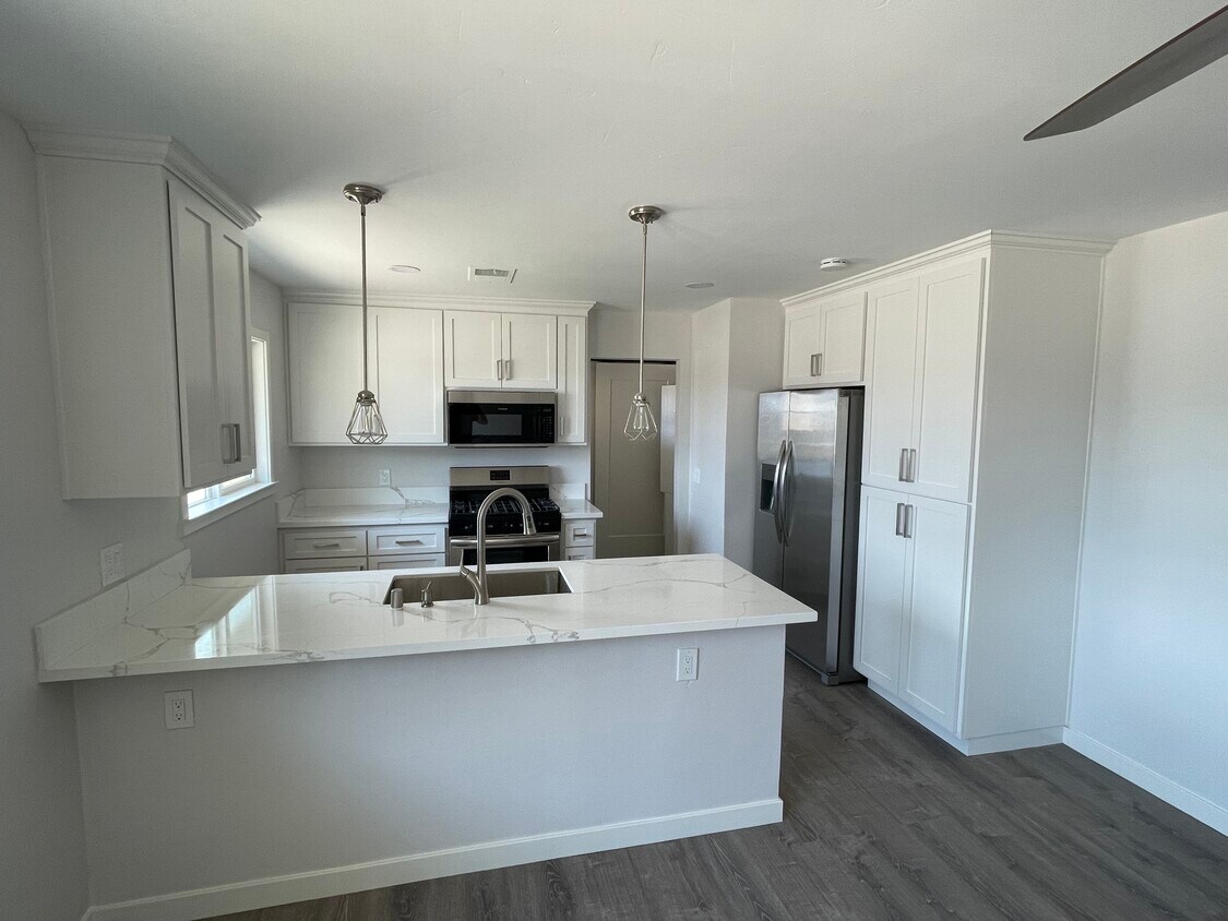 Foto principal - 4834 Stuart Dr