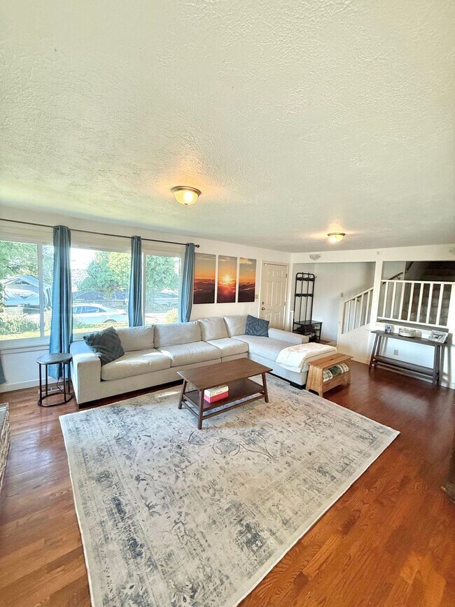 Foto del edificio - Spacious 5-Bedroom Rainier View Home