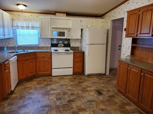 Building Photo - Charm & Commuter Convenience – 3BR/2BA Outside City Limits