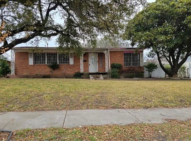 Photo - 2129 E ILLINOIS AVE House