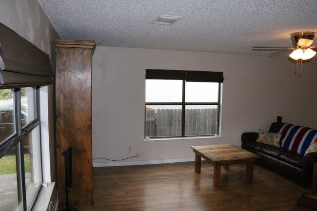Building Photo - 8118 Chestnut Manor Dr