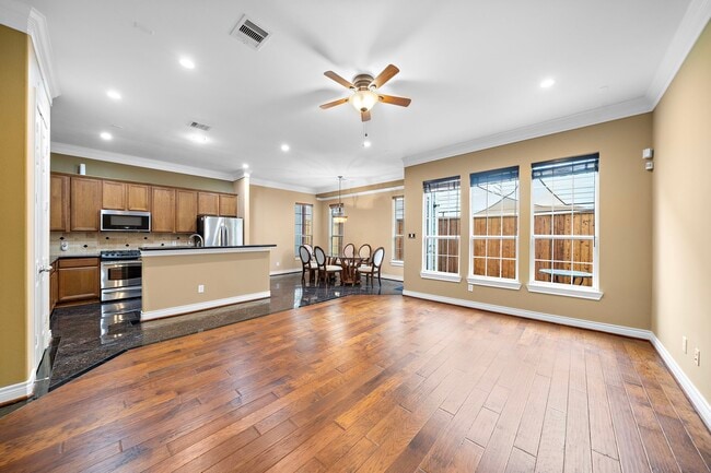 Building Photo - 2927 Clinton Dr