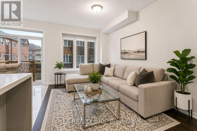 Building Photo - 27 Royal Fern Cres