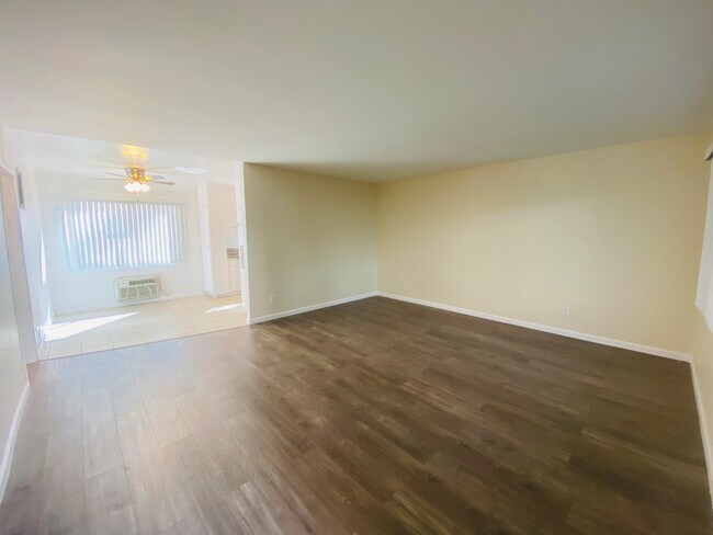 UNIDAD #4 SALA DE ESTAR - 10851 Moorpark St